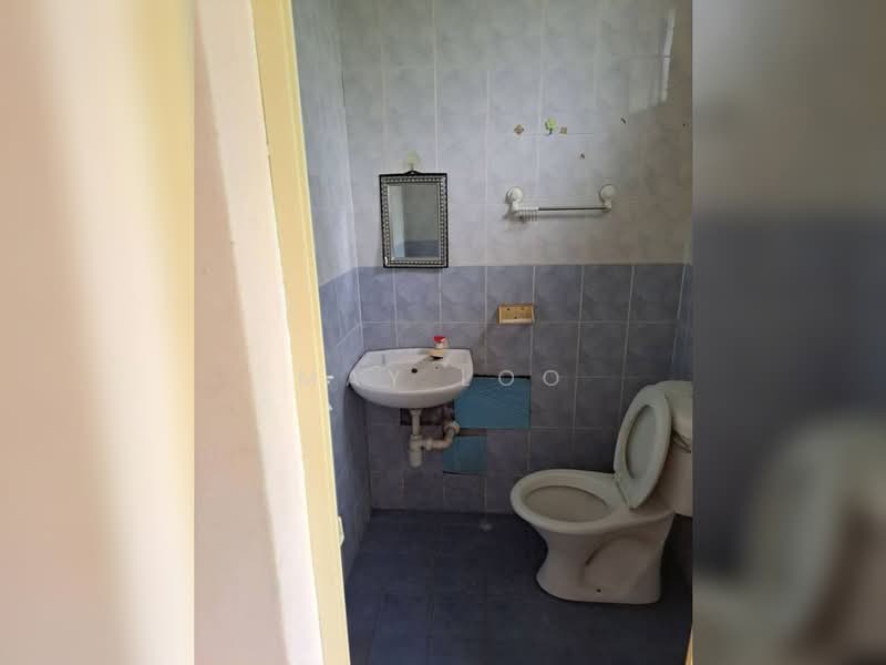 Pangsapuri untuk Disewa di Permai Lake View Apartment - May Loo - Bathroom - PropertyGuru.com.my