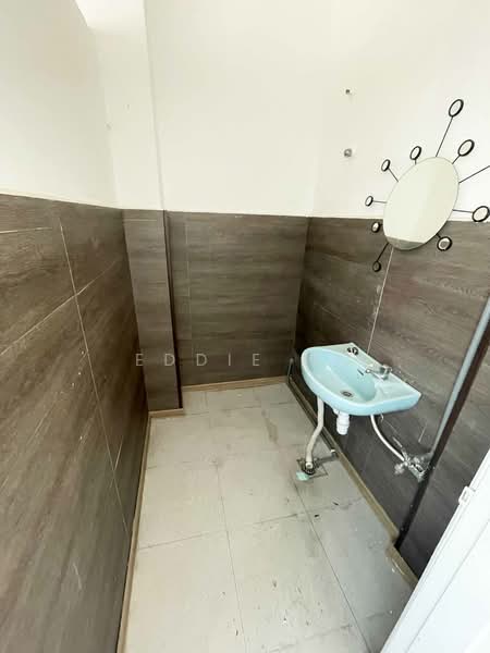 Kedai / Pejabat untuk Disewa di Damansara Kim (Petaling Jaya) - Eddie Hi - Bathroom - PropertyGuru.com.my
