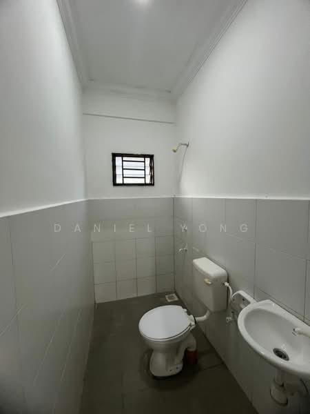 2-storey Terraced House for Sale in Taman Scientex Pasir Gudang (Pasir Gudang) - Daniel Yong - Bathroom - PropertyGuru.com.my