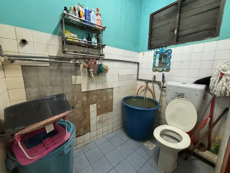Flat for Sale at Flat Pandan Jaya - Shirley Chan - Bathroom - PropertyGuru.com.my