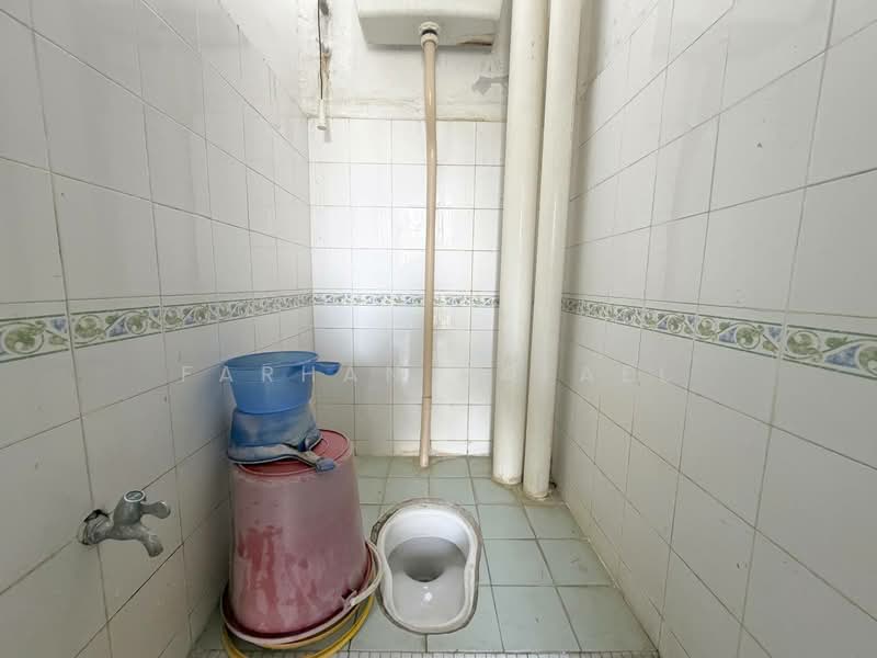 Pangsapuri untuk Dijual di Pangsapuri Putra Harmoni - Farhan Rafael - Bathroom - PropertyGuru.com.my
