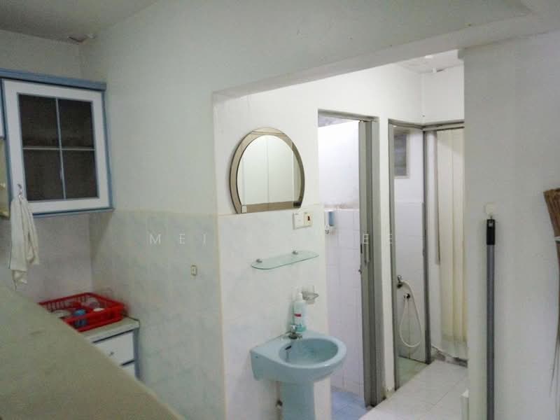 Flat for Sale at Taman Utama - Mei Yee Lee - Bathroom - PropertyGuru.com.my