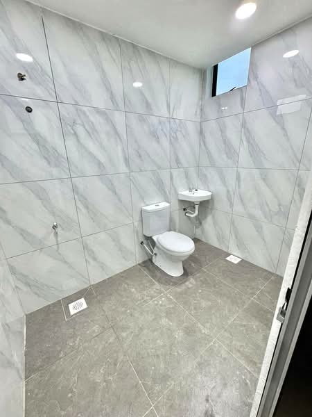 1.5-storey Terraced House for Sale in Bandar Baru Permas Jaya (Permas Jaya) - Karl Lim - Bathroom - PropertyGuru.com.my