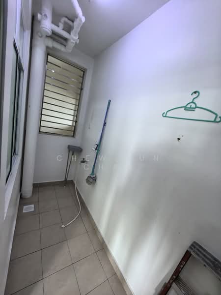 Servis Apartment untuk Dijual di Pangsapuri Tanah Emas (Golden Sands) - Chew Yun Chan - Balcony - PropertyGuru.com.my