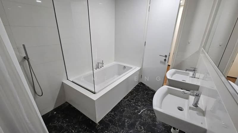 Kediaman Servis untuk Dijual di Arcoris Residences - James Eng - Bathroom - PropertyGuru.com.my