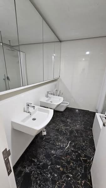 Kediaman Servis untuk Dijual di Arcoris Residences - James Eng - Bathroom - PropertyGuru.com.my