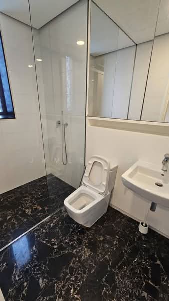 Kediaman Servis untuk Dijual di Arcoris Residences - James Eng - Bathroom - PropertyGuru.com.my