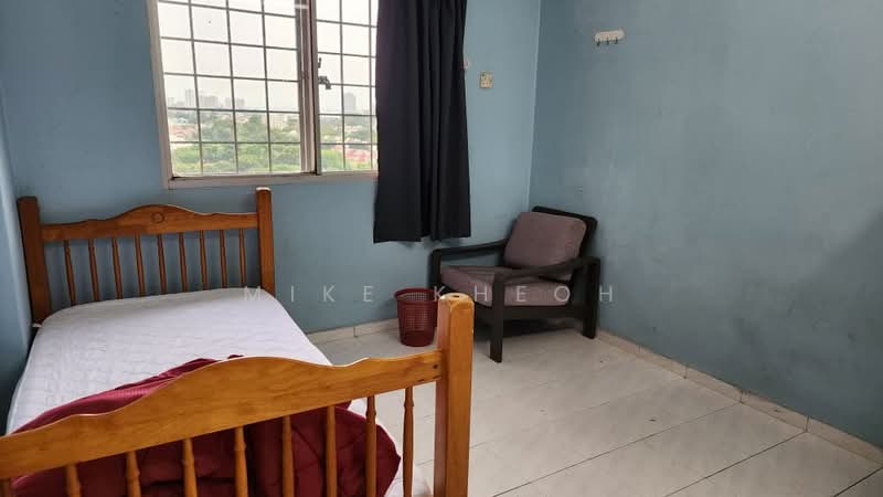 Pangsapuri untuk Dijual di Taman Pekaka Block 31 - Mike Kheoh - Bedroom - PropertyGuru.com.my