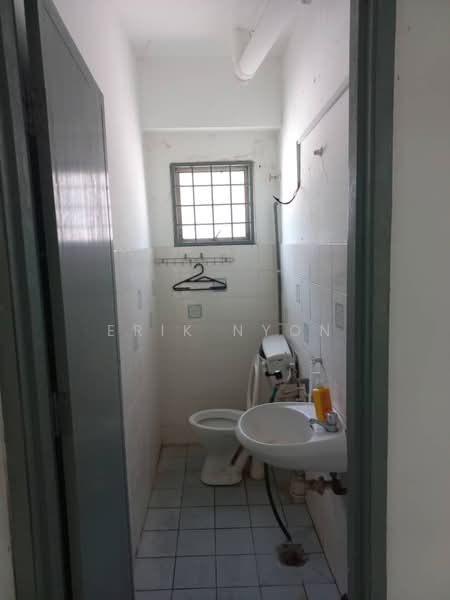 Pangsapuri untuk Dijual di Taman Cheras Awana Apartment - Erik Nyon - Bathroom - PropertyGuru.com.my