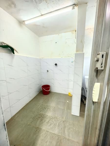 1-storey Terraced House for Sale in Kawasan Perindustrian Taman Johor (Johor Bahru) - Mars Hoe - Bathroom - PropertyGuru.com.my