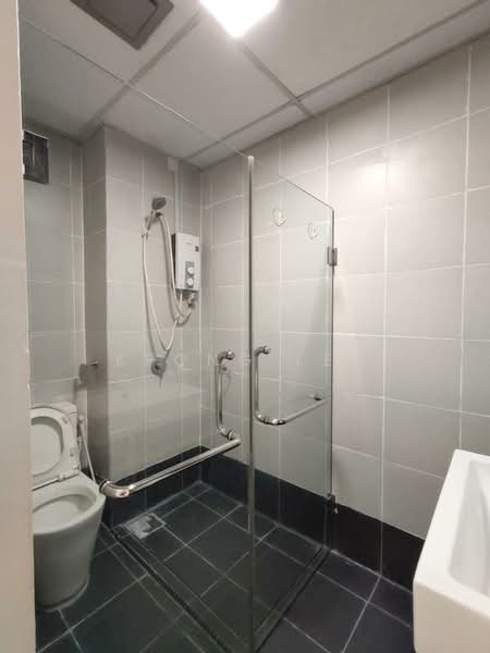 Servis Apartment untuk Disewa di Centrestage Designer Suite - Kfong Lee - Bathroom - PropertyGuru.com.my
