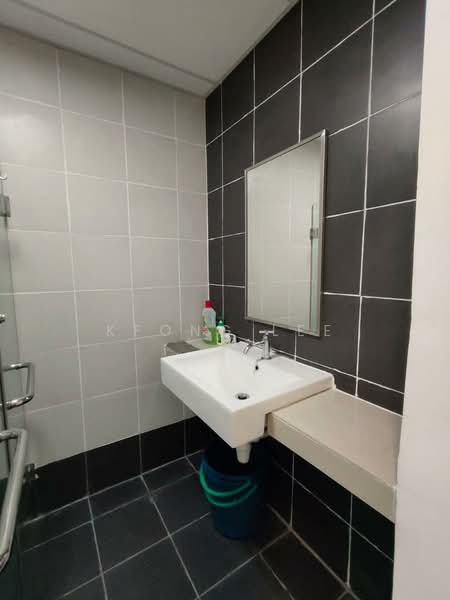 Servis Apartment untuk Disewa di Centrestage Designer Suite - Kfong Lee - Bathroom - PropertyGuru.com.my