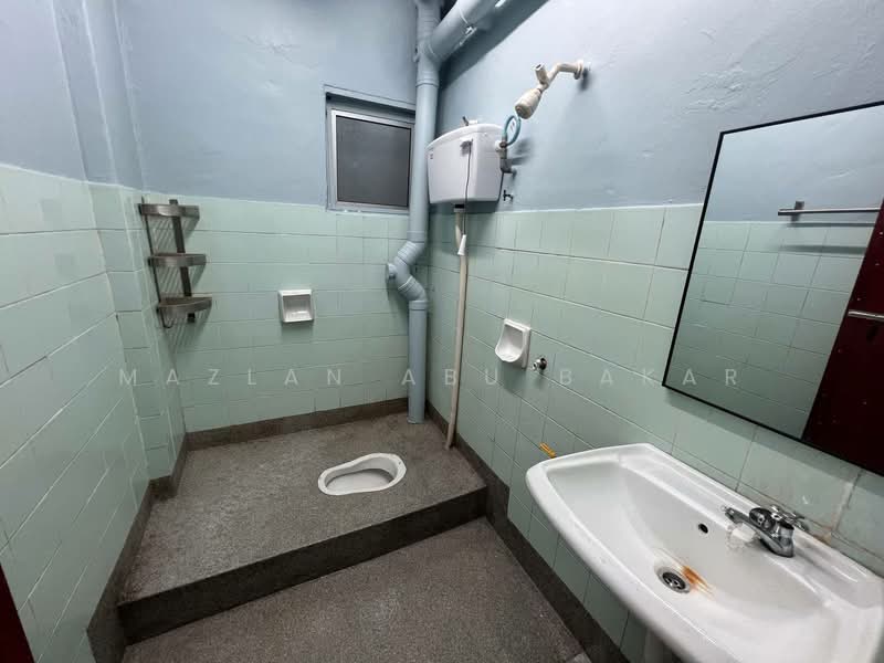 Rumah Flat untuk Dijual di Flat Taman Bukit Angkasa - Mazlan Abu Bakar - Bathroom - PropertyGuru.com.my