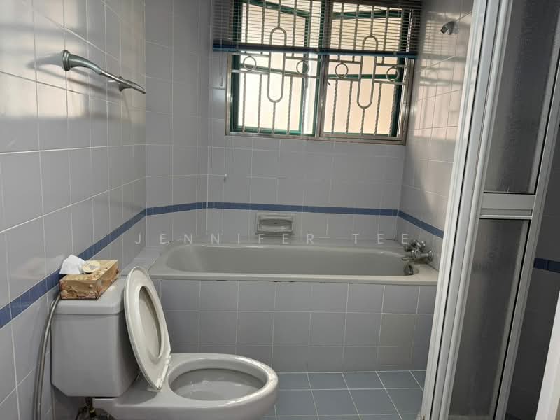 Kondominium untuk Disewa di The Straits View Condominium - Jennifer Tee - Bathroom - PropertyGuru.com.my