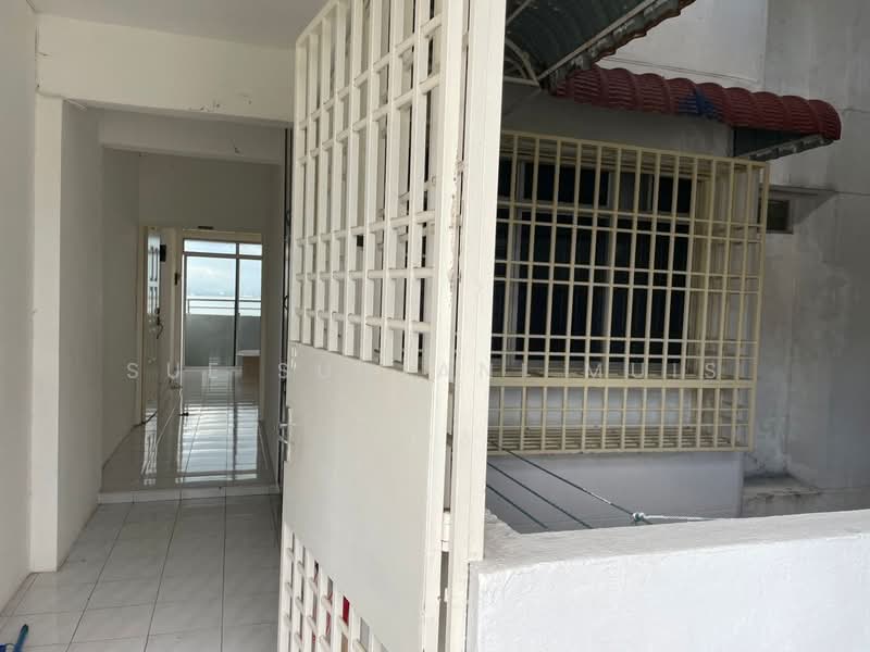 Pangsapuri untuk Dijual di Sinar Bukit Dumbar - Sue Surjani Muis - Entrance - PropertyGuru.com.my