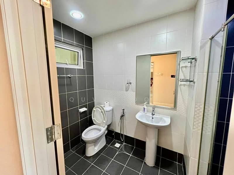 Condominium for Sale at 10 Island Resort - Quvee Ooi - Bathroom - PropertyGuru.com.my