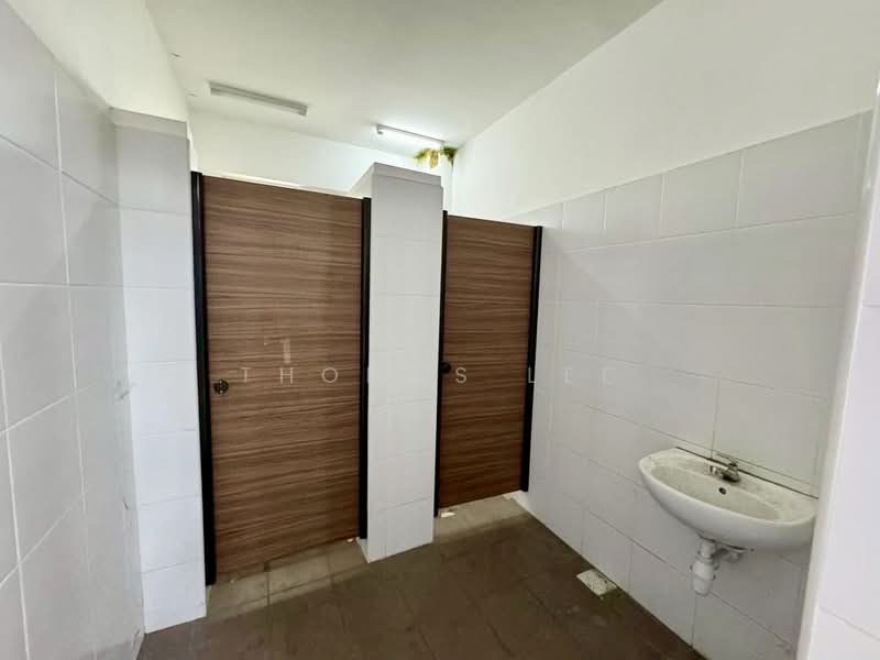 Semi-D Factory for Rent in Taman Perindustrian Cemerlang (Ulu Tiram) - Thomas Lee - Bathroom - PropertyGuru.com.my
