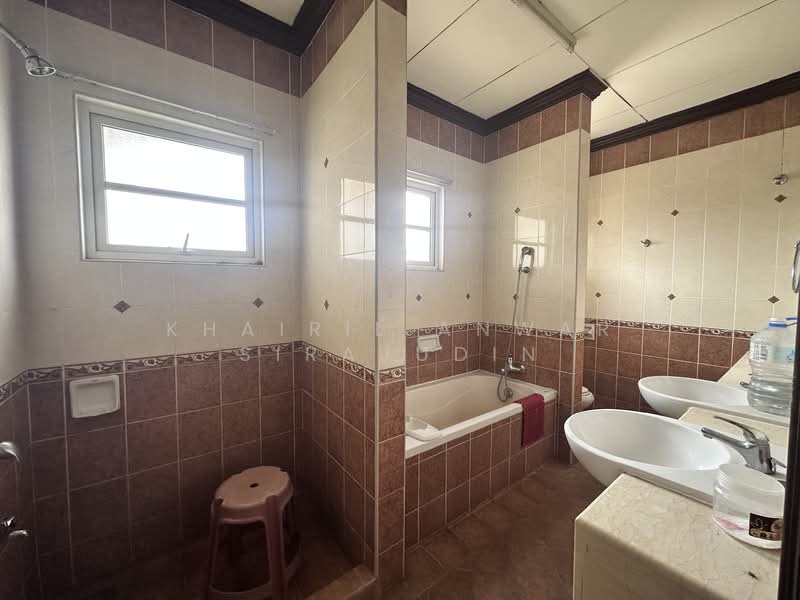 Bungalow for Sale in Presint 14 (Putrajaya) - Khairil Anwar Sirajudin - Bathroom - PropertyGuru.com.my