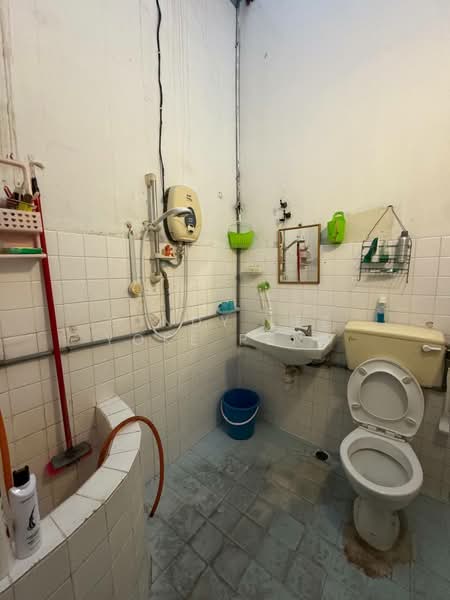 2-storey Terraced House for Sale in Taman Overseas Union (Taman Oug) (Jalan Klang Lama (Old Klang Road)) - Cindy Lee Yoke Peng - Bathroom - PropertyGuru.com.my
