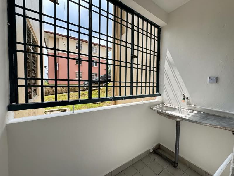 Pangsapuri untuk Dijual di Vista Seri Alam - Shieh Long Chen - Balcony - PropertyGuru.com.my