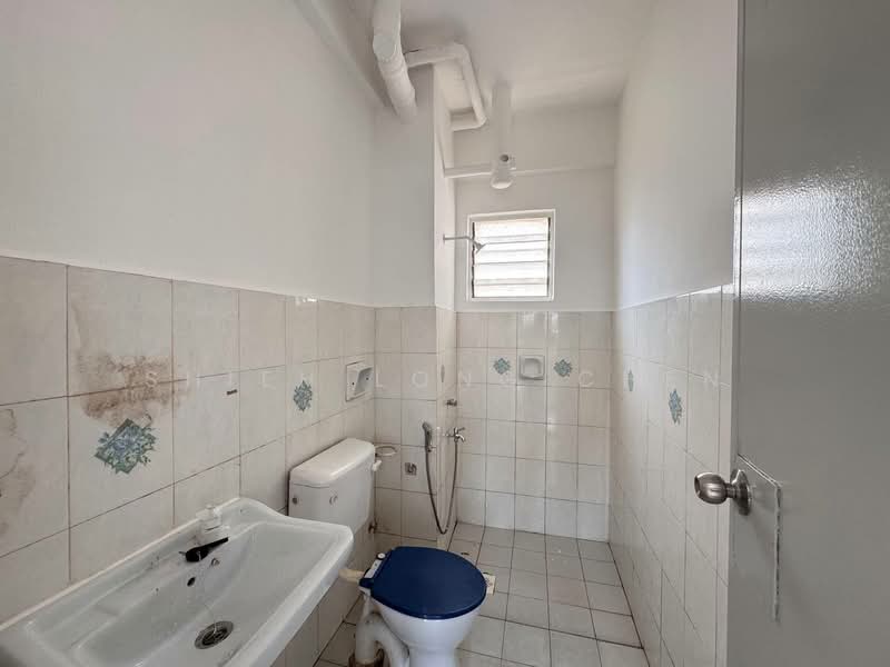 Pangsapuri untuk Dijual di Vista Seri Alam - Shieh Long Chen - Bathroom - PropertyGuru.com.my