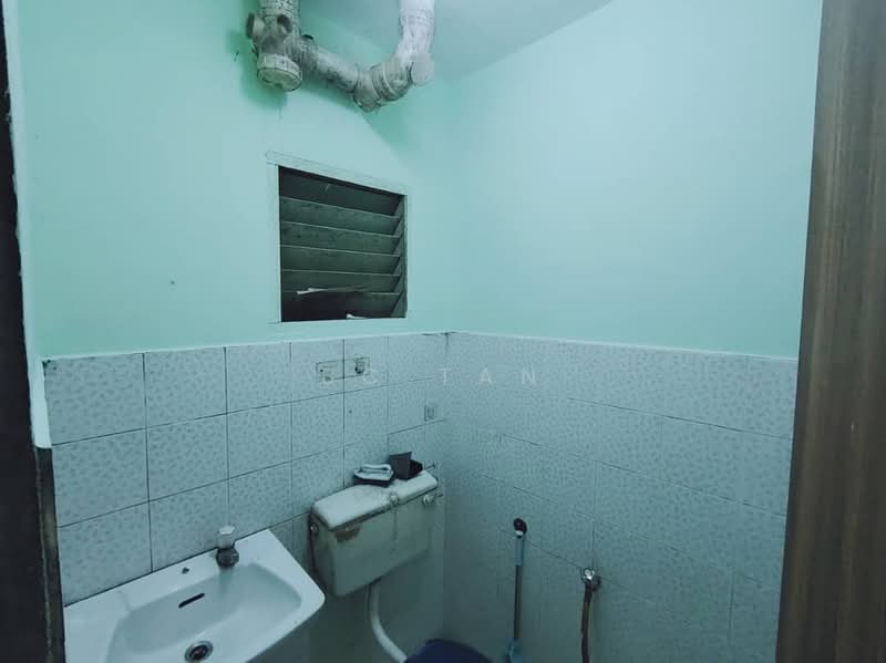 Pangsapuri untuk Dijual di Permai Apartment - BC TAN - Bathroom - PropertyGuru.com.my
