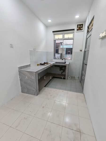Rumah Teres 2 Tingkat untuk Dijual di Bandar Putra (Kulai) - Daniel Yong - Kitchen - PropertyGuru.com.my