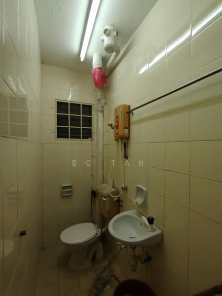 Pangsapuri untuk Dijual di saujana apartment - BC TAN - Bathroom - PropertyGuru.com.my