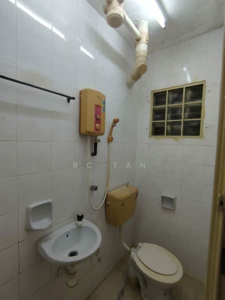 Pangsapuri untuk Dijual di saujana apartment - BC TAN - Bathroom - PropertyGuru.com.my