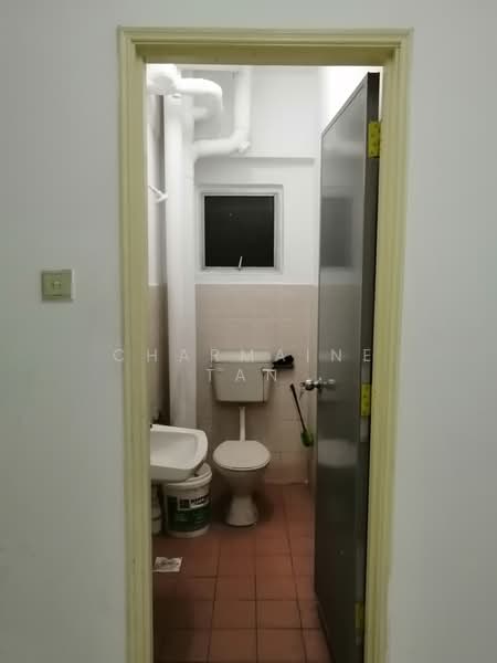 Rumah Flat untuk Dijual di Puncak Desa Flat - Charmaine Tan - Bathroom - PropertyGuru.com.my