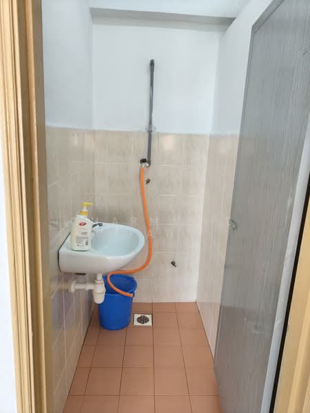 Rumah Flat untuk Dijual di Puncak Desa Flat - Charmaine Tan - Bathroom - PropertyGuru.com.my