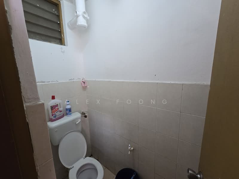 Rumah Flat untuk Disewa di Lestari Apartment - Alex Foong - Bathroom - PropertyGuru.com.my