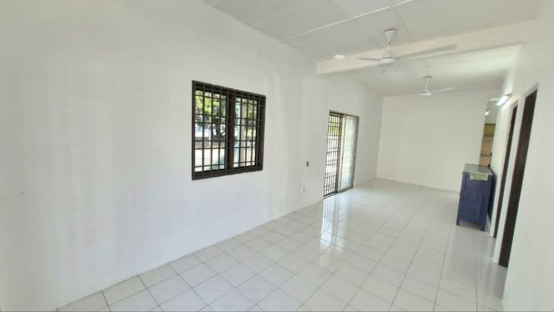 1-storey Terraced House for Sale in Menglembu (Perak) - Lee Muzi - Living Room - PropertyGuru.com.my