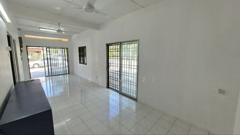 1-storey Terraced House for Sale in Menglembu (Perak) - Lee Muzi - Living Room - PropertyGuru.com.my