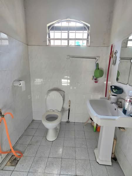 Semi-Detached House for Sale in Taman Sri Kluang (Kluang) - Shanel Tee - Bathroom - PropertyGuru.com.my