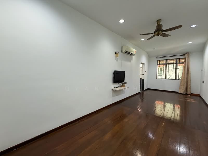 Rumah Teres untuk Disewa di Island Glades (Jelutong) - Qyan Goh - Living Room - PropertyGuru.com.my