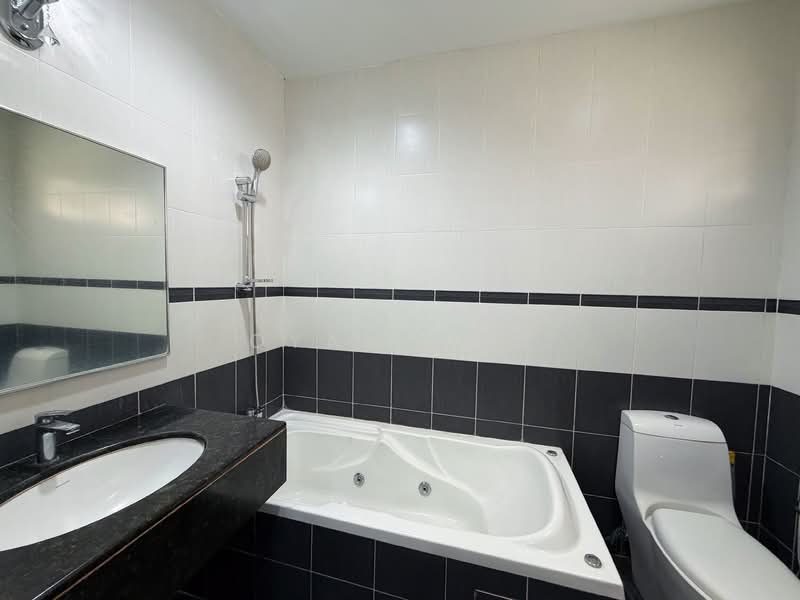 Rumah Teres untuk Disewa di Island Glades (Jelutong) - Qyan Goh - Bathroom - PropertyGuru.com.my