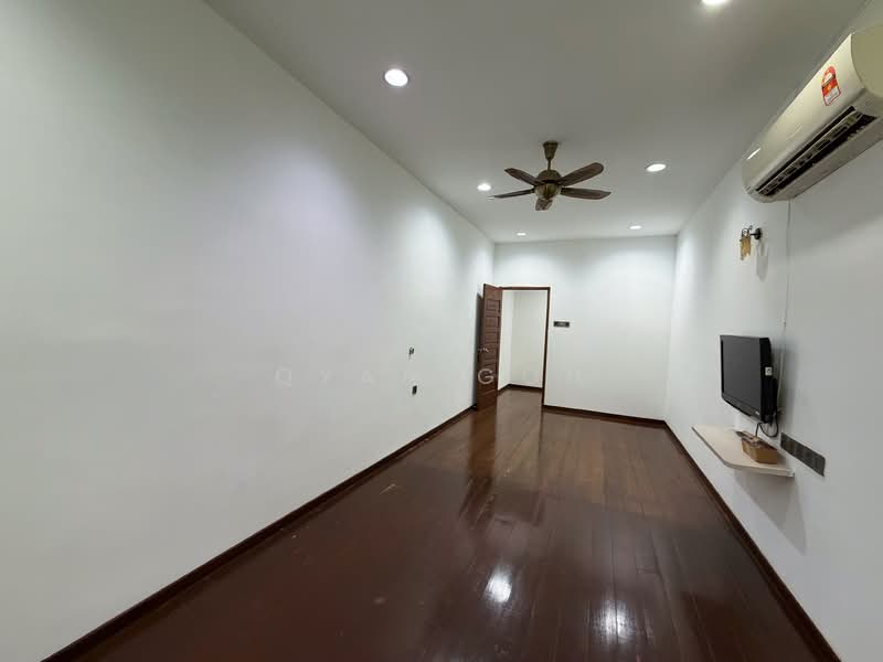 Rumah Teres untuk Disewa di Island Glades (Jelutong) - Qyan Goh - Living Room - PropertyGuru.com.my