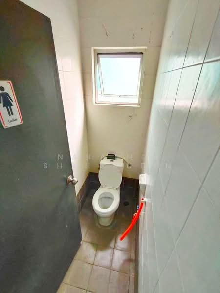 Warehouse for Sale in Bukit Jelutong (Shah Alam) - Nahathir Shahabudin - Bathroom - PropertyGuru.com.my