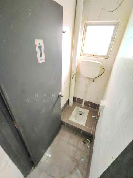 Warehouse for Sale in Bukit Jelutong (Shah Alam) - Nahathir Shahabudin - Bathroom - PropertyGuru.com.my