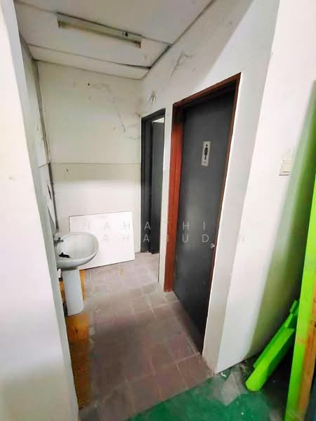 Warehouse for Sale in Bukit Jelutong (Shah Alam) - Nahathir Shahabudin - Bathroom - PropertyGuru.com.my