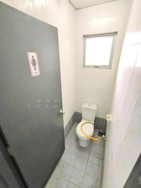 Warehouse for Sale in Bukit Jelutong (Shah Alam) - Nahathir Shahabudin - Bathroom - PropertyGuru.com.my