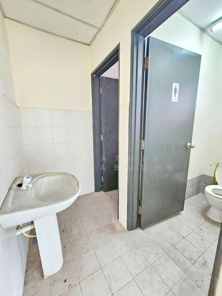 Warehouse for Sale in Bukit Jelutong (Shah Alam) - Nahathir Shahabudin - Bathroom - PropertyGuru.com.my