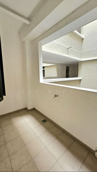 Kondominium untuk Dijual di Upper East @ Tiger Lane - Lee Muzi - Balcony - PropertyGuru.com.my