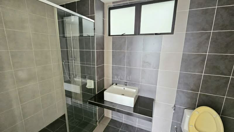 Kondominium untuk Dijual di Upper East @ Tiger Lane - Lee Muzi - Bathroom - PropertyGuru.com.my
