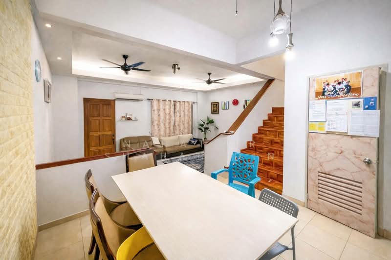 2-storey Terraced House for Sale in Alam Budiman (Shah Alam) - Nahathir Shahabudin - Living Room - PropertyGuru.com.my