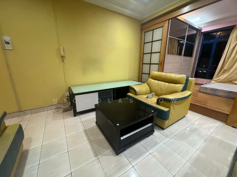 Pangsapuri untuk Disewa di Aster Court - Nicholas Low - Living Room - PropertyGuru.com.my