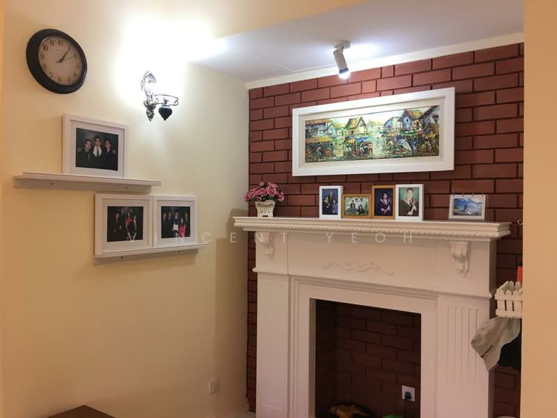 Pangsapuri untuk Dijual di Bunga Raya Apartment - Vincent Yeoh - Living Room - PropertyGuru.com.my