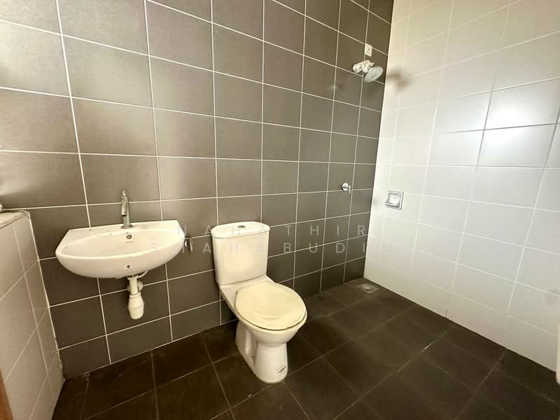 Rumah Berkembar untuk Dijual di Seksyen U10 (Shah Alam) - Nahathir Shahabudin - Bathroom - PropertyGuru.com.my