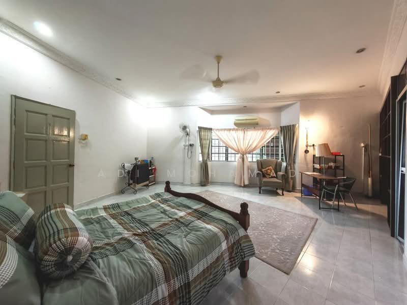 1-storey Terraced House for Sale in Ampang Jaya (Ampang) - Adi Mohamad - Bedroom - PropertyGuru.com.my
